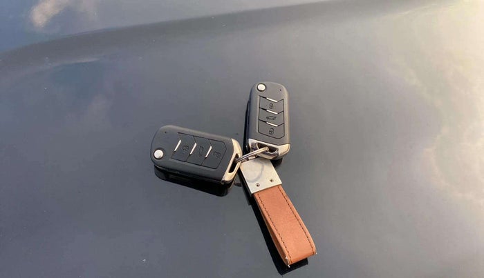 2023 Mahindra XUV300 W6 1.2 PETROL, Petrol, Manual, 17,192 km, Key Close Up