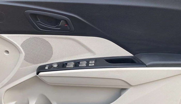 2023 Mahindra XUV300 W6 1.2 PETROL, Petrol, Manual, 17,192 km, Driver Side Door Panels Control