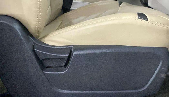 2019 Mahindra XUV300 W6 1.2 PETROL, Petrol, Manual, 47,498 km, Driver Side Adjustment Panel