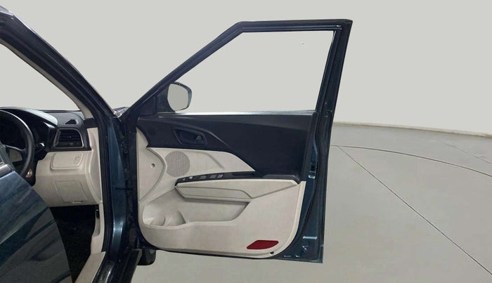 2019 Mahindra XUV300 W6 1.2 PETROL, Petrol, Manual, 47,498 km, RHS Front Door