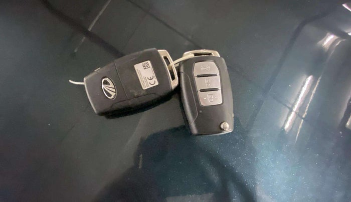 2019 Mahindra XUV300 W6 1.2 PETROL, Petrol, Manual, 47,498 km, Key Close Up