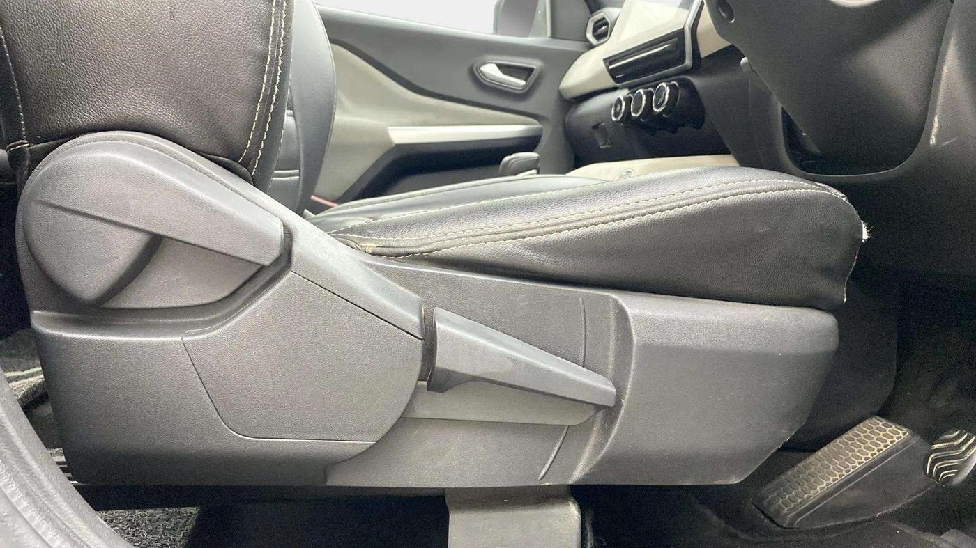 2020 Nissan MAGNITE XV TURBO CVT, Petrol, Automatic, 1,08,668 km, Driver Side Adjustment Panel