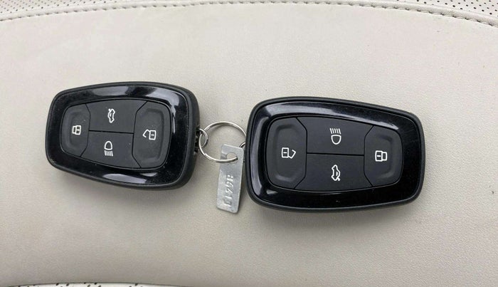 2023 Tata NEXON XZA PLUS LUX SUNROOF DUAL TONE PETROL, Petrol, Automatic, 39,824 km, Key Close Up