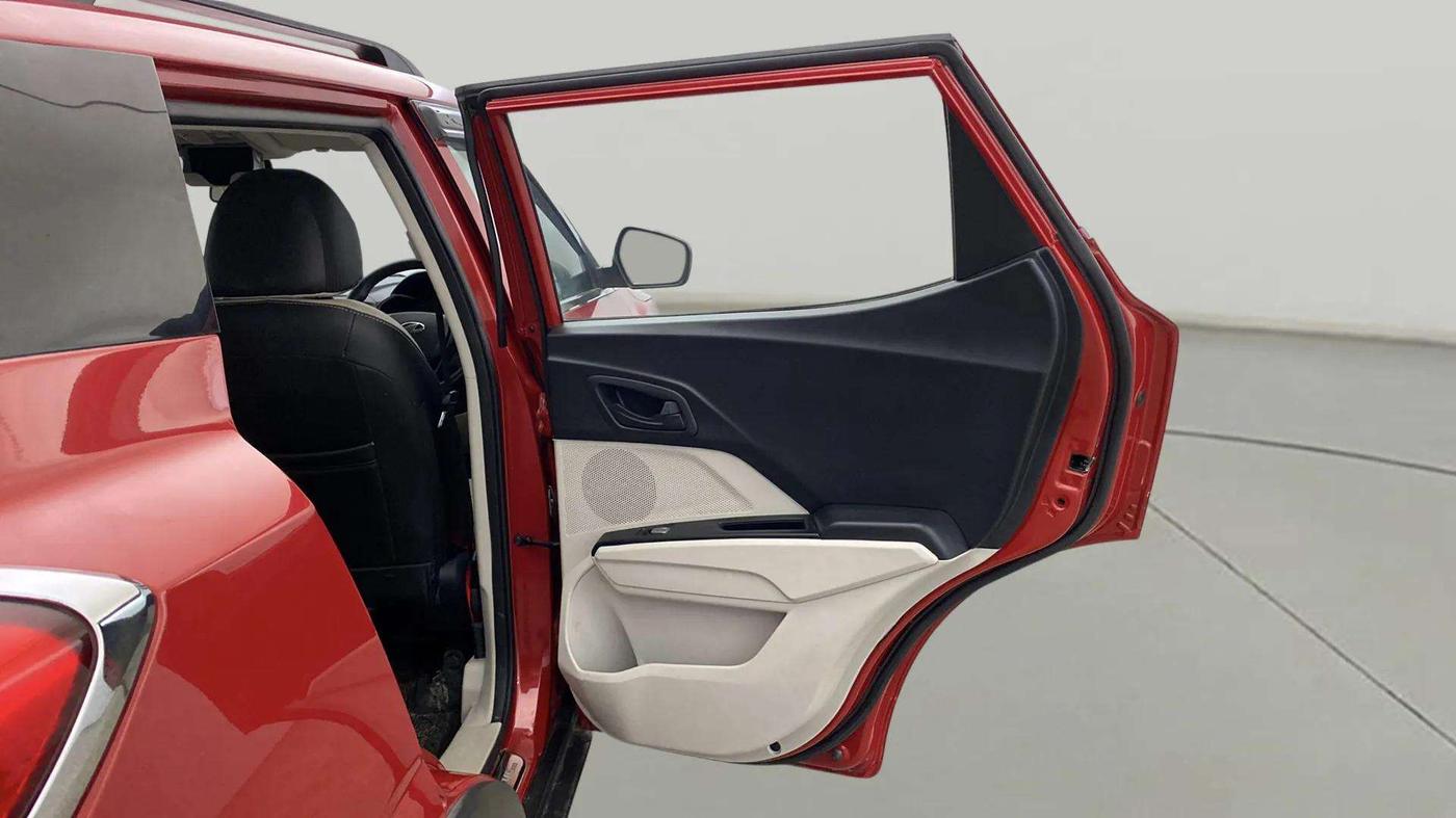 2020 Mahindra XUV300 W4 1.2 PETROL, Petrol, Manual, 20,148 km, RHS Rear Door