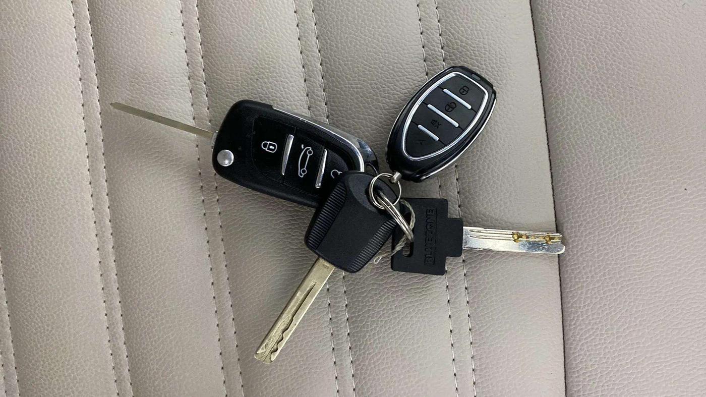 2020 Mahindra XUV300 W4 1.2 PETROL, Petrol, Manual, 20,148 km, Key Close Up