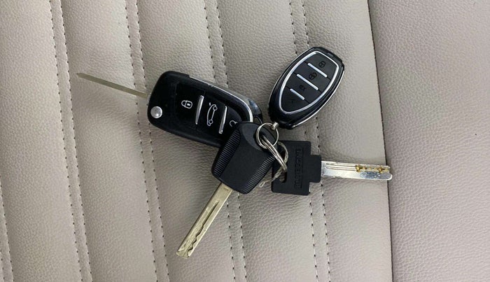 2020 Mahindra XUV300 W4 1.2 PETROL, Petrol, Manual, 20,148 km, Key Close Up