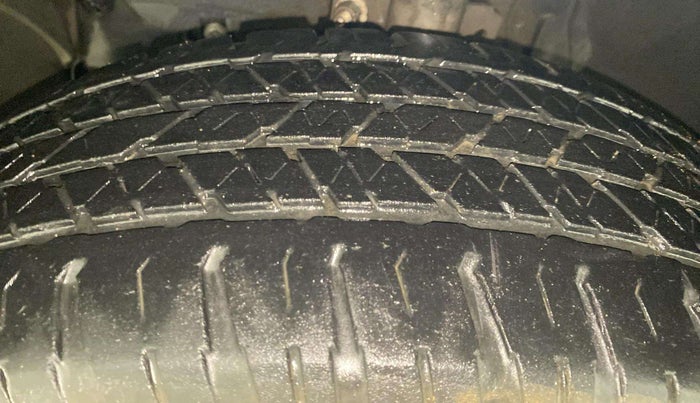 2013 Renault Duster RXL PETROL, Petrol, Manual, 90,416 km, Left Front Tyre Tread