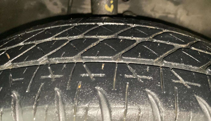 2014 Maruti Ritz VXI, Petrol, Manual, 61,983 km, Right Front Tyre Tread