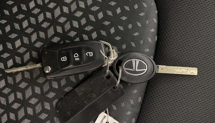 2019 Tata NEXON XM PETROL, CNG, Manual, 65,596 km, Key Close Up