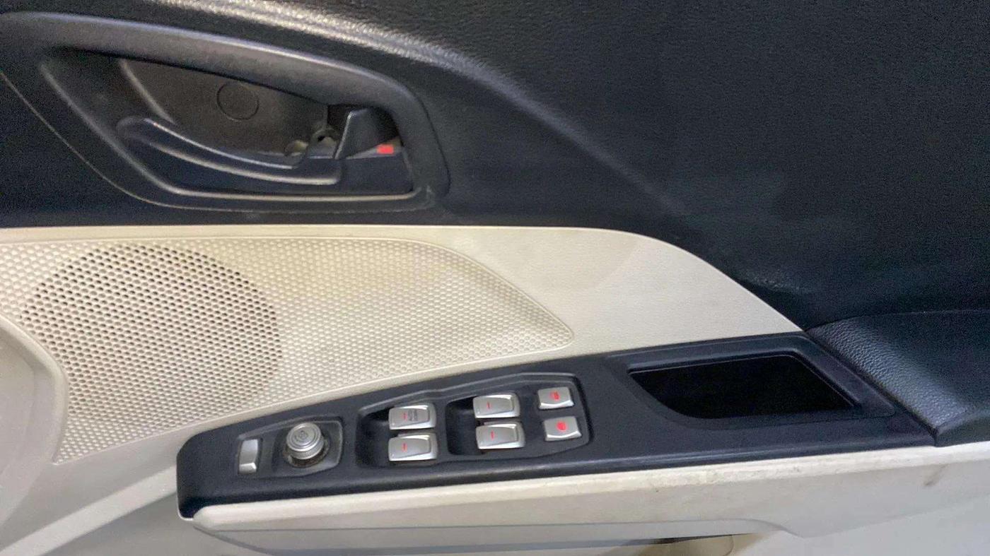 2022 Mahindra XUV300 W6 1.2 PETROL, Petrol, Manual, 42,168 km, Driver Side Door Panels Control