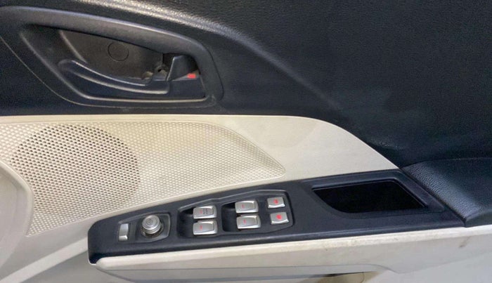 2022 Mahindra XUV300 W6 1.2 PETROL, Petrol, Manual, 42,143 km, Driver Side Door Panels Control
