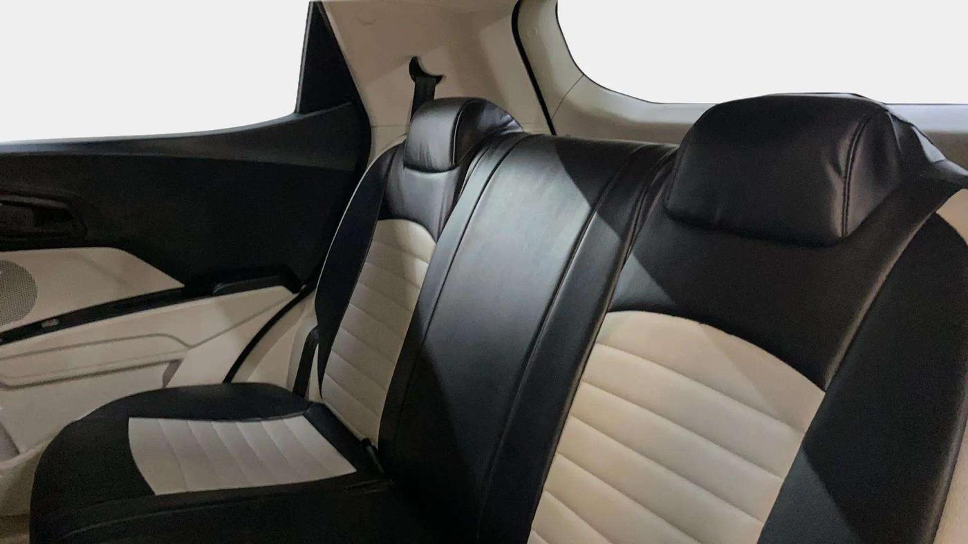 2022 Mahindra XUV300 W6 1.2 PETROL, Petrol, Manual, 42,168 km, Right Side Rear Door Cabin