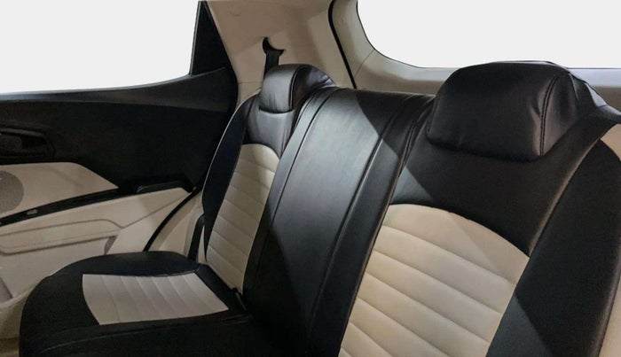 2022 Mahindra XUV300 W6 1.2 PETROL, Petrol, Manual, 42,143 km, Right Side Rear Door Cabin