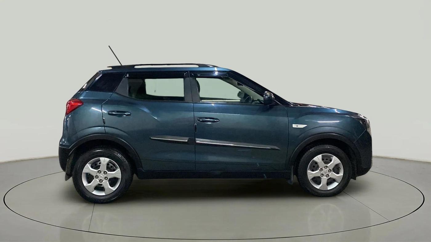 2022 Mahindra XUV300 W6 1.2 PETROL, Petrol, Manual, 42,168 km, Right Side View