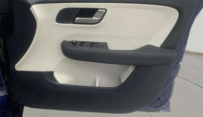 2024 Tata ALTROZ XZ + SUNROOF, Petrol, Manual, 5,016 km, Driver Side Door Panels Control