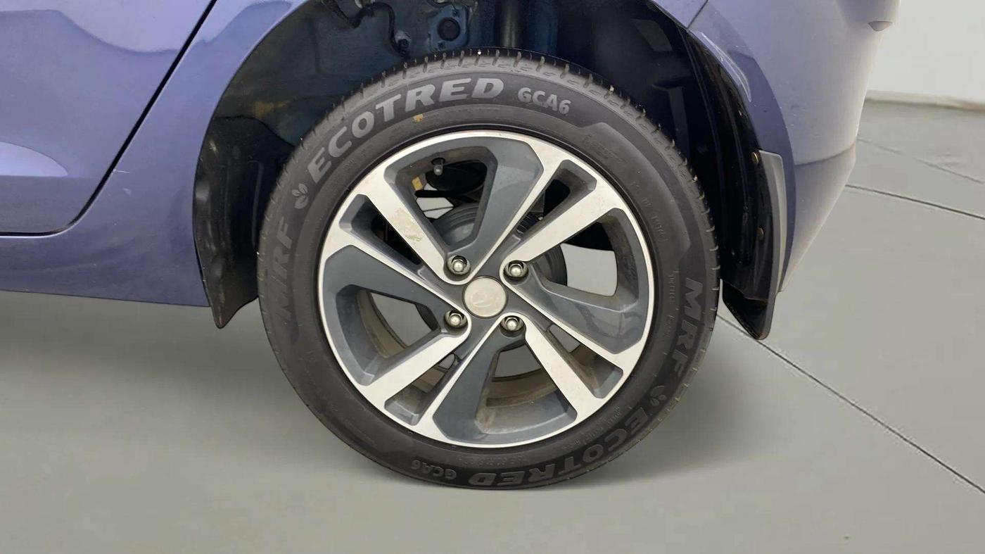 2024 Tata ALTROZ XZ + SUNROOF, Petrol, Manual, 5,036 km, Left Rear Wheel