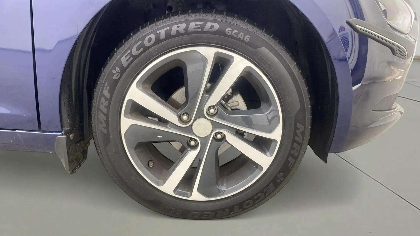 2024 Tata ALTROZ XZ + SUNROOF, Petrol, Manual, 5,036 km, Right Front Wheel