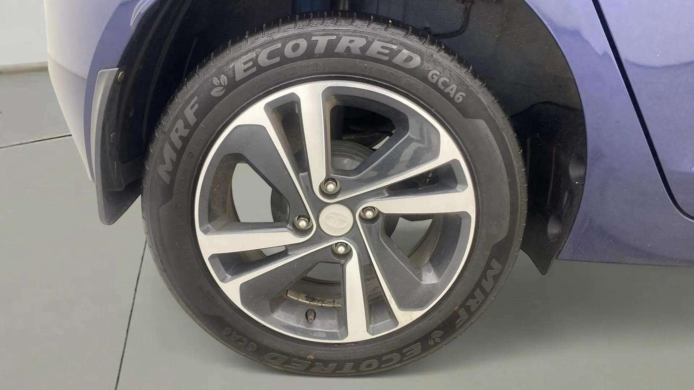 2024 Tata ALTROZ XZ + SUNROOF, Petrol, Manual, 5,036 km, Right Rear Wheel