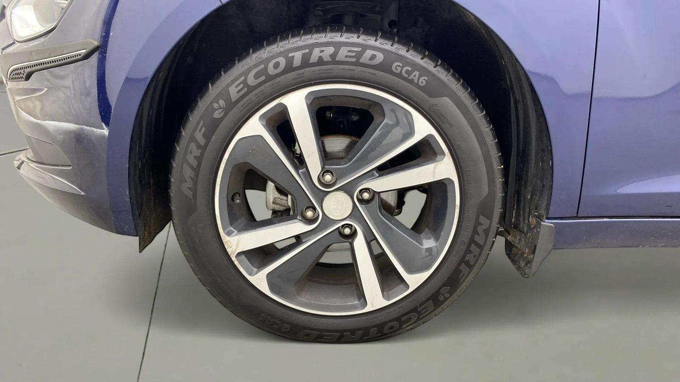 2024 Tata ALTROZ XZ + SUNROOF, Petrol, Manual, 5,036 km, Left Front Wheel