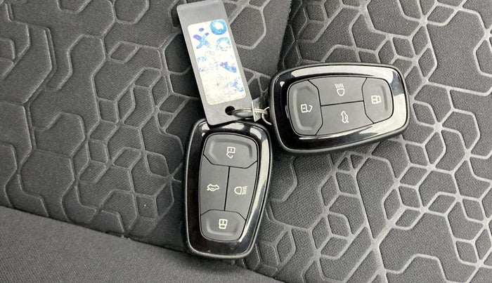 2024 Tata ALTROZ XZ + SUNROOF, Petrol, Manual, 5,016 km, Key Close Up