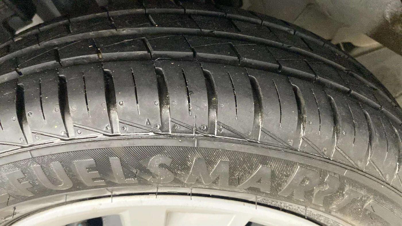 2024 Renault Kwid RXT 1.0 AMT, Petrol, Automatic, 3,655 km, Left Rear Tyre Tread