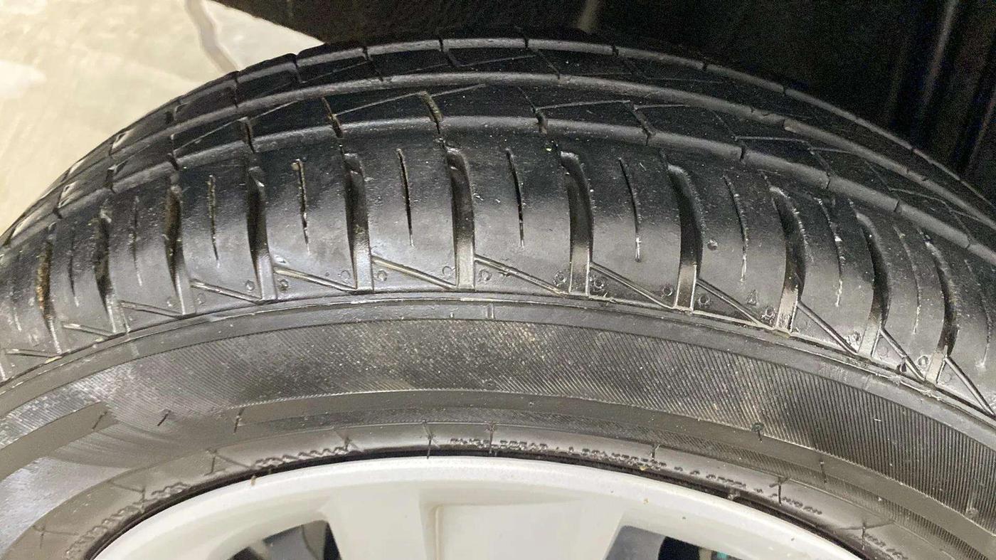 2024 Renault Kwid RXT 1.0 AMT, Petrol, Automatic, 3,655 km, Left Front Tyre Tread