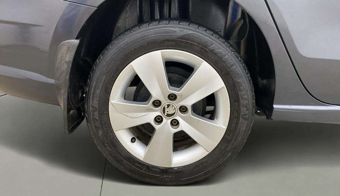2018 Skoda Rapid AMBITION 1.6 MPI MT, Petrol, Manual, 41,281 km, Right Rear Wheel