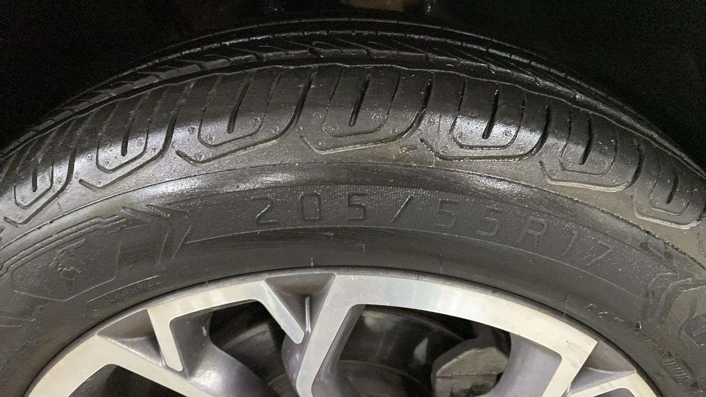 2022 Skoda KUSHAQ STYLE 1.0L TSI AT, Petrol, Automatic, 8,185 km, Right Front Tyre Tread