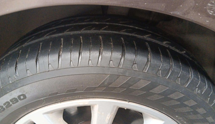 2015 Volkswagen Jetta COMFORTLINE TSI, Petrol, Manual, 90,207 km, Left Front Tyre Tread