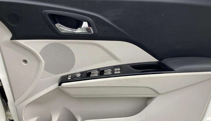 2023 Mahindra XUV300 W8 (O) 1.2 PETROL, Petrol, Manual, 18,041 km, Driver Side Door Panels Control