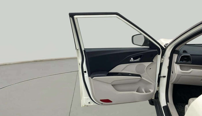 2023 Mahindra XUV300 W8 (O) 1.2 PETROL, Petrol, Manual, 18,041 km, LHS Front Door