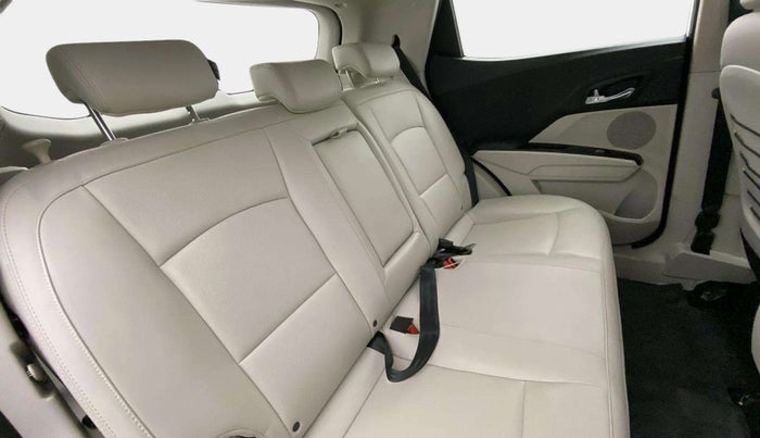 2023 Mahindra XUV300 W8 (O) 1.2 PETROL, Petrol, Manual, 18,041 km, Right Side Rear Door Cabin