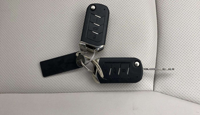 2023 Mahindra XUV300 W8 (O) 1.2 PETROL, Petrol, Manual, 18,041 km, Key Close Up