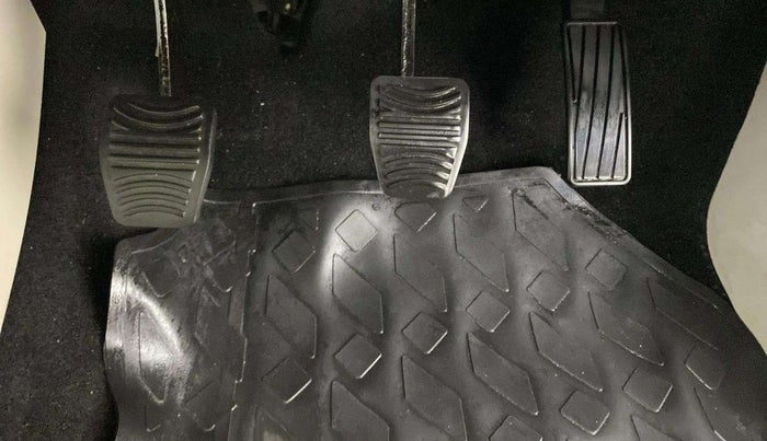 2023 Mahindra XUV300 W8 (O) 1.2 PETROL, Petrol, Manual, 18,041 km, Pedals