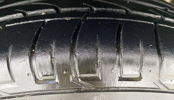 2023 Mahindra XUV300 W8 (O) 1.2 PETROL, Petrol, Manual, 18,041 km, Right Front Tyre Tread