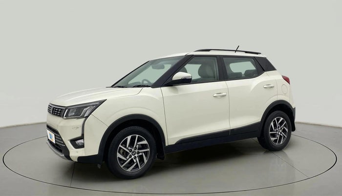 2023 Mahindra XUV300 W8 (O) 1.2 PETROL, Petrol, Manual, 18,041 km, Left Front Diagonal