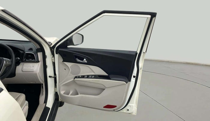 2023 Mahindra XUV300 W8 (O) 1.2 PETROL, Petrol, Manual, 18,041 km, RHS Front Door