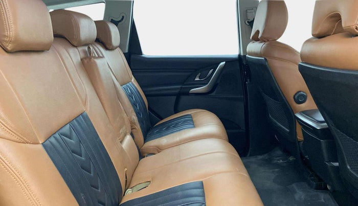 2018 Mahindra XUV500 W11 AT, Diesel, Automatic, 1,04,037 km, Right Side Rear Door Cabin