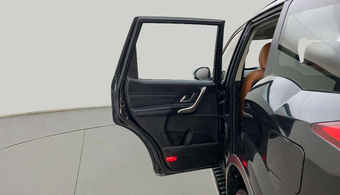 2018 Mahindra XUV500 W11 AT, Diesel, Automatic, 1,04,037 km, LHS Rear Door
