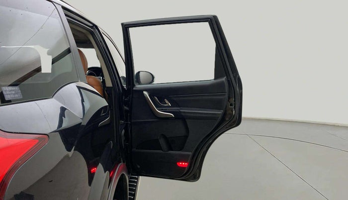 2018 Mahindra XUV500 W11 AT, Diesel, Automatic, 1,04,037 km, RHS Rear Door