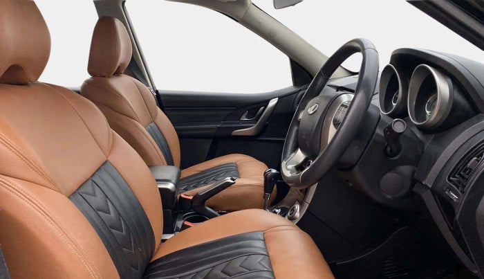 2018 Mahindra XUV500 W11 AT, Diesel, Automatic, 1,04,037 km, Right Side Front Door Cabin