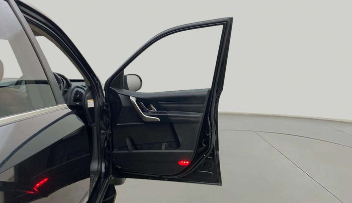 2018 Mahindra XUV500 W11 AT, Diesel, Automatic, 1,04,037 km, RHS Front Door