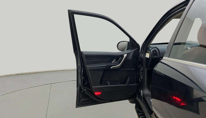 2018 Mahindra XUV500 W11 AT, Diesel, Automatic, 1,04,037 km, LHS Front Door