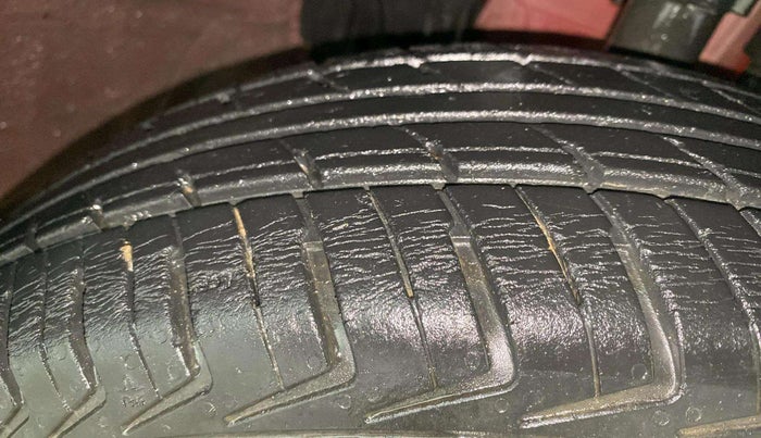 2016 Renault Kwid RXT 1.0, Petrol, Manual, 29,879 km, Right Front Tyre Tread