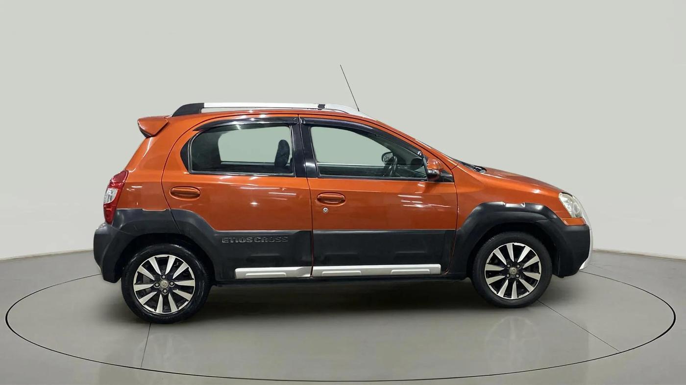 2015 Toyota Etios CROSS 1.2 G, Petrol, Manual, 82,646 km, Right Side View