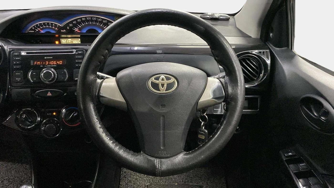 2015 Toyota Etios CROSS 1.2 G, Petrol, Manual, 82,646 km, Steering Wheel Close Up