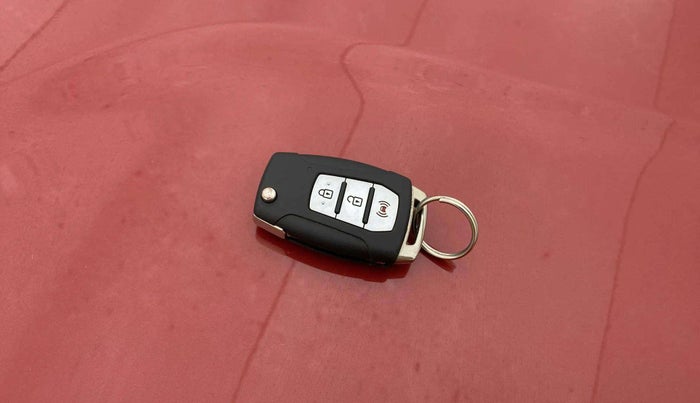 2020 Mahindra XUV300 W8 1.2 PETROL, Petrol, Manual, 22,399 km, Key Close Up