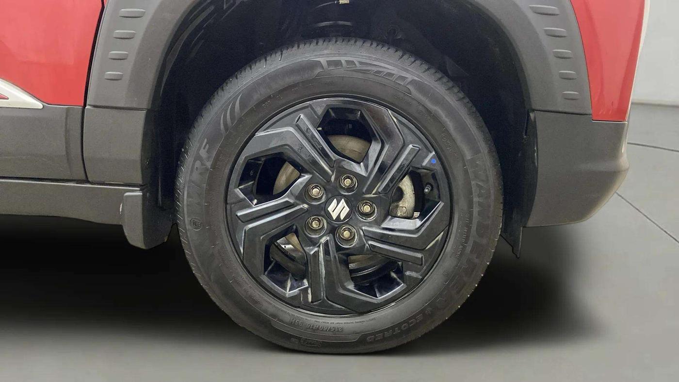 2023 Maruti BREZZA ZXI  AT SMART HYBRID DUAL TONE, Petrol, Automatic, 30,934 km, Right Front Wheel