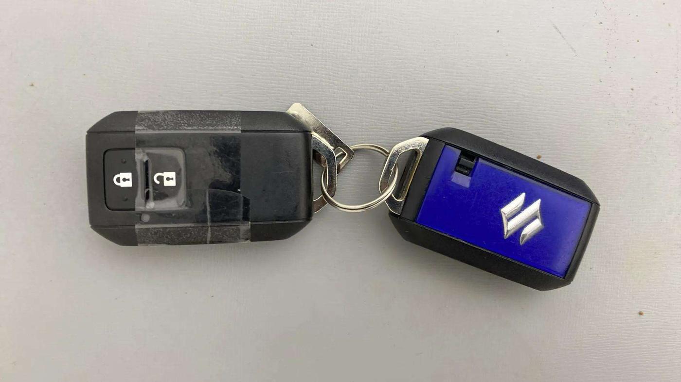 2023 Maruti BREZZA ZXI  AT SMART HYBRID DUAL TONE, Petrol, Automatic, 30,934 km, Key Close Up