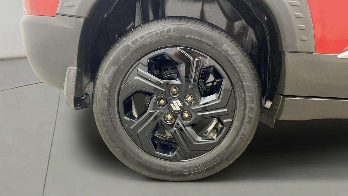 2023 Maruti BREZZA ZXI  AT SMART HYBRID DUAL TONE, Petrol, Automatic, 30,934 km, Right Rear Wheel